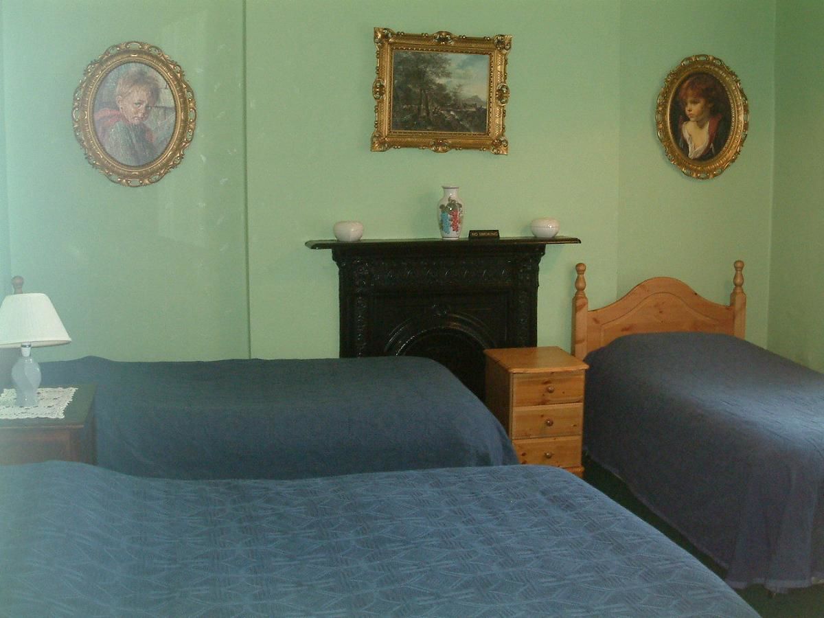 Отели типа «постель и завтрак» Claremont House Дун-Лэаре-14