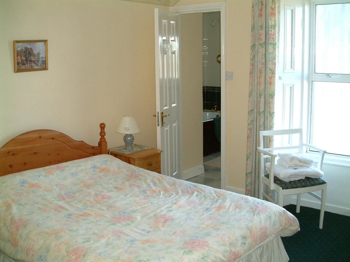 Отели типа «постель и завтрак» Claremont House Дун-Лэаре-7
