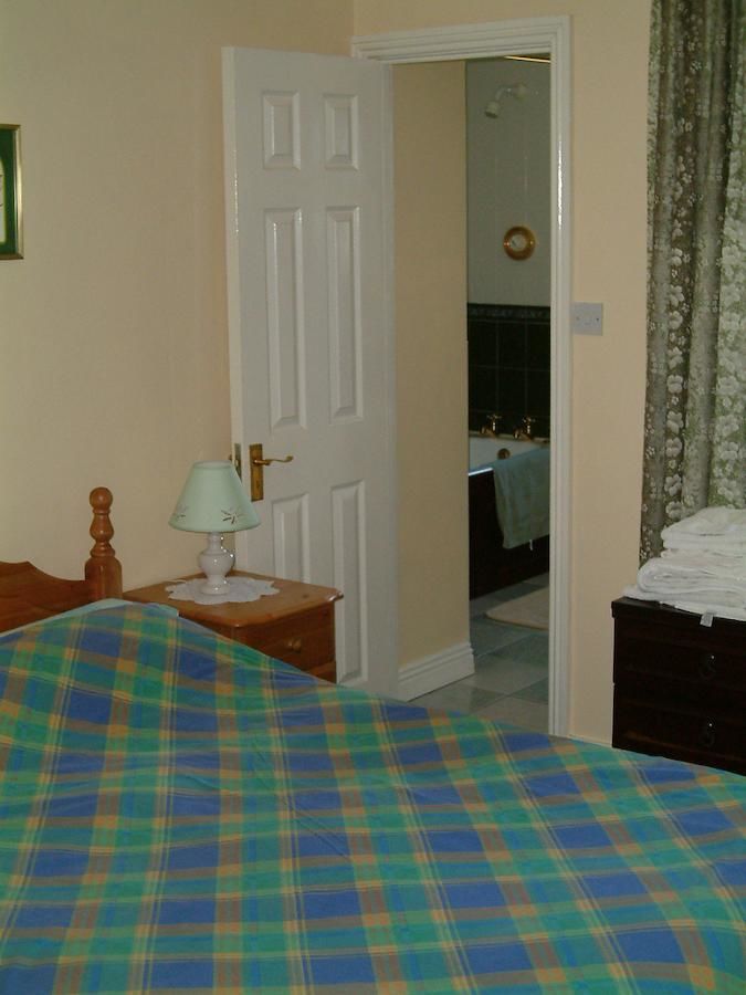 Отели типа «постель и завтрак» Claremont House Дун-Лэаре